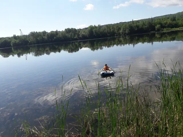 En canot vers le centre du lac des Nations pour y poser une aile